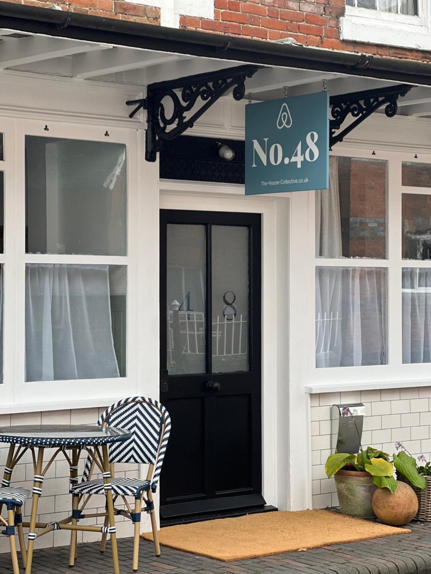 No48 - Luxe Victorian Shop Conversion In Pewsey Apartment *