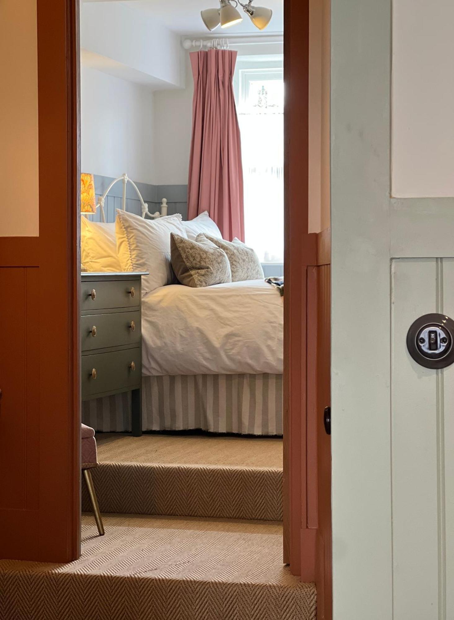No48 - Luxe Victorian Shop Conversion In Pewsey Apartment